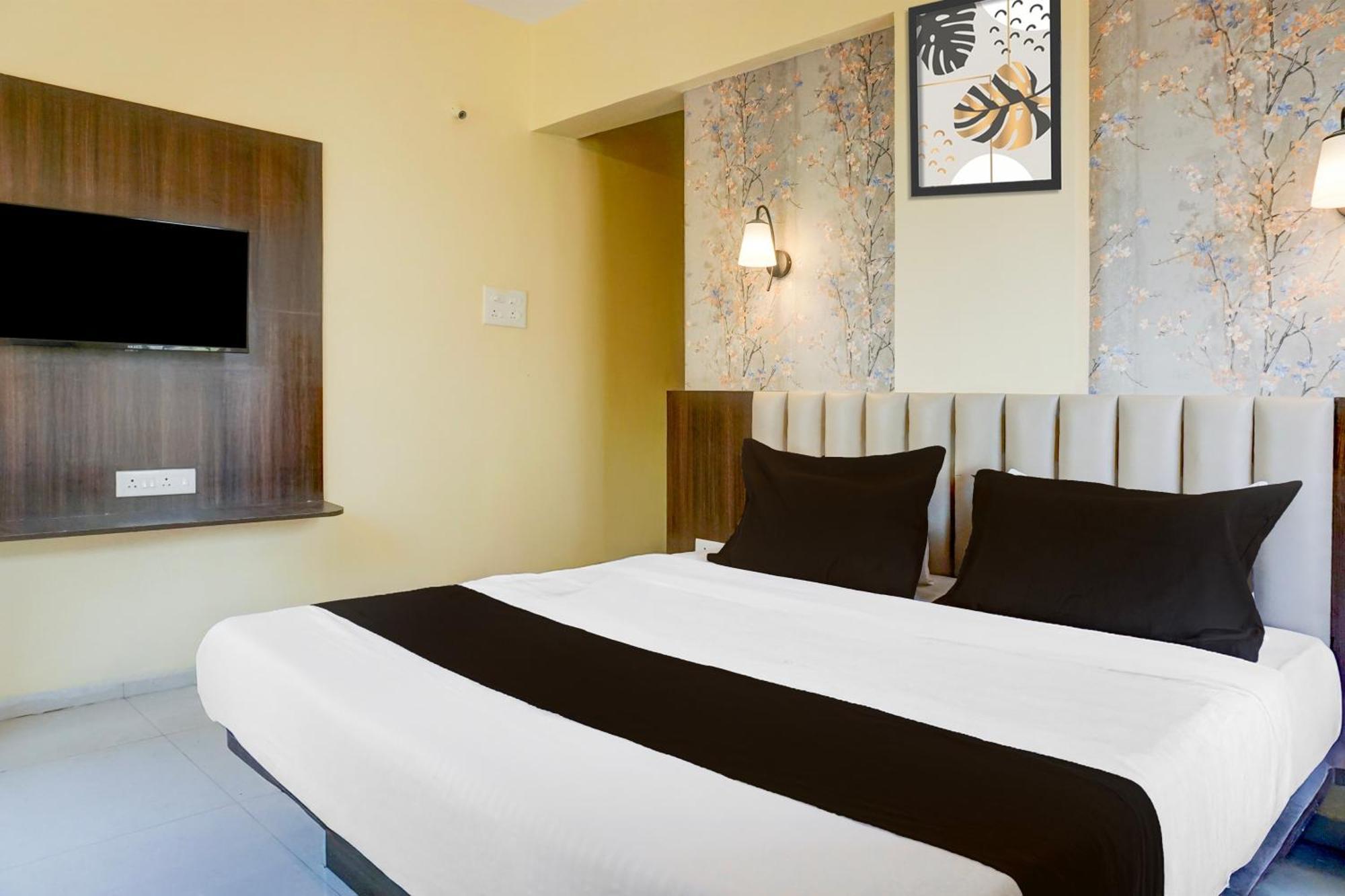 Super Collection O Veerbhadra Nagar Baner Hotel Meribel Village Exterior photo
