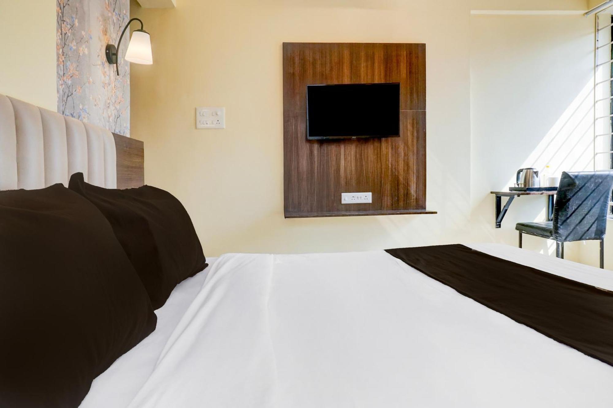 Super Collection O Veerbhadra Nagar Baner Hotel Meribel Village Exterior photo